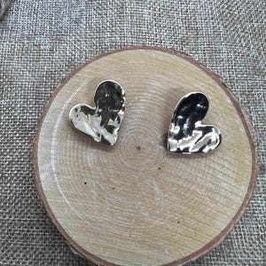 Ohrringe im Sezane-Stil von Erica mit goldenen Herzen lesbijouxdeprune