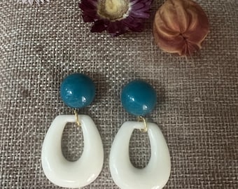 Boucles d'oreilles style Milla Mila sezane beige bleu lesbijouxdePrune résine acier inox fantaisies goutte évidée les bijoux de prune