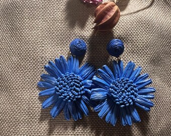 Boucles d’oreilles style Aélie aelie en raphia rafia fleurs  sezane Sézane bleu roi majorel Lesbijouxdeprune neuves