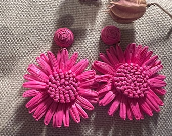 Boucles d’oreilles style Aélie aelie en raphia fleurs Raphael Sézane rose fuchsia Lesbijouxdeprune neuves