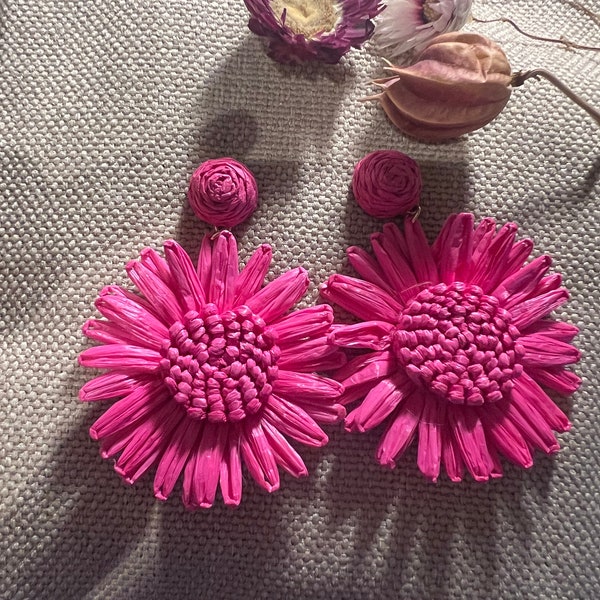 Boucles d’oreilles style Aélie aelie en raphia fleurs Raphael Sézane rose fuchsia Lesbijouxdeprune neuves