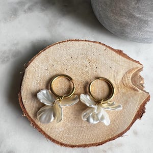 Boucles d'oreilles flore Flora style sezane  créoles pétale blanche nacrées lesbijouxdeprune