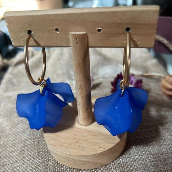 Boucles d'oreilles flore Flora style Sezane  Sézane bleu roi créoles pétale