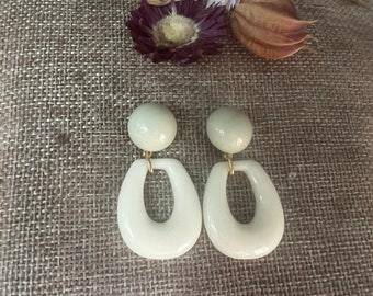 Boucles d'oreilles style Milla Mila sezane écrues lesbijouxdePrune résine acier inox fantaisies goutte évidée