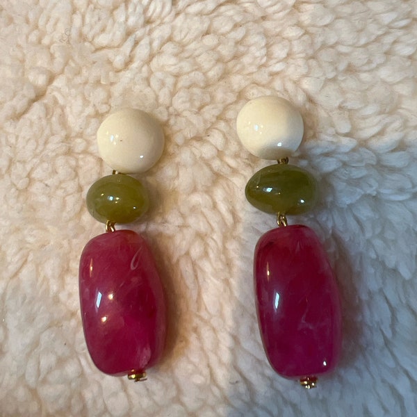 Iris drop earrings Fuchsia Bordeaux fuchsia ecru resin beads lesbijouxdePrune Sézane style