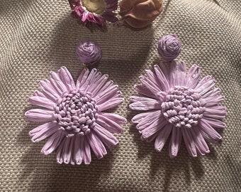 Boucles d’oreilles style Aélie aelie en raphia fleurs Raphael Sézane violette mauve Lesbijouxdeprune neuves