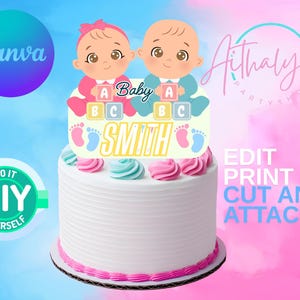 Può includere: Una torta bianca con dettagli rosa e blu, sormontata da una decorazione a tema baby. La decorazione presenta due bambini dei cartoni animati, la parola "Baby", blocchi ABC, impronte e il nome "SMITH". La torta è decorata con riccioli di glassa rosa e blu.