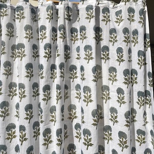 Cortinas de algodón con estampado floral en gris y paneles filtrantes de luz