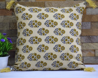 Funda de almohada con estampado artesanal: Cojín bohemio de algodón con borlas