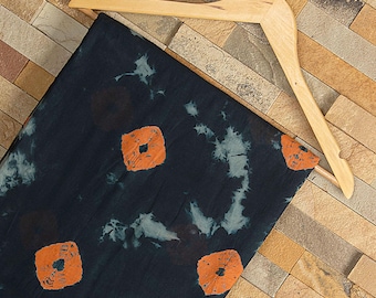 Met de hand geverfde Indiase katoen: natuurlijke shibori-stijl