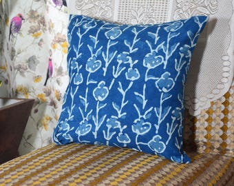 Capa de almofada em algodão com estampa manual em bloco, estampa floral índigo estilo boho, decoração indiana para casa.