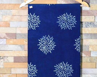 Tela de algodón con estampado floral azul índigo, cortada a medida, estampada a mano con bloques de madera.