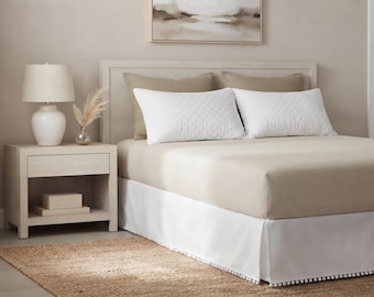 Gonna per culla con pompon bianchi e motivo boho - Decorazioni per la biancheria da letto della cameretta, gonne per letti personalizzate, decorazioni per la casa, vari colori.