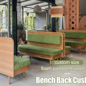 Puede incluir: Un conjunto de tres bancos de madera con cojines y respaldos acolchados de espuma verde. Los bancos están hechos a mano y se pueden personalizar en diferentes tamaños. El texto "tamaño personalizado, acolchado de espuma, hecho a mano" y "Banco con respaldo" es visible en la imagen.