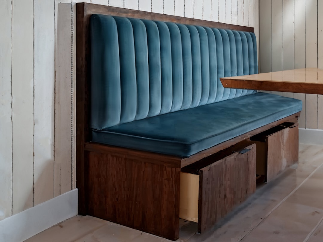 Banc et coussins en velours bleu, coussins de salle de bal sur mesure, coussins en velours, dossiers français, coussins de fenêtre, coussins d'armoire