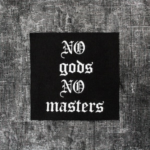 Könnte beinhalten: Schwarzer Stoff-Patch mit weißem Text, der "NO gods NO masters" lautet.