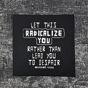Puede incluir: Impresión en lienzo en blanco y negro con el texto "Let this radicalize you rather than lead you to despair" y el nombre "Mariame Kaba" en la parte inferior.