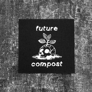 Op de afbeelding: Zwarte patch met witte tekst en afbeelding. De tekst luidt "future compost". De afbeelding is een schedel met een plant die eruit groeit.