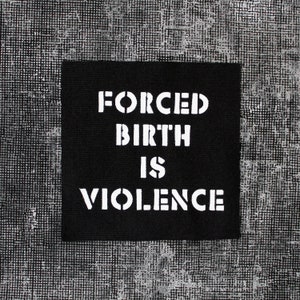 Gedwongen geboorte is geweld | Protestpunk-patches | Feministische patch opnaaien