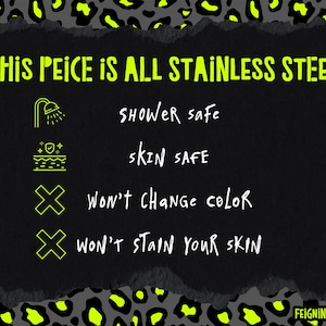 Op de afbeelding: Zwarte achtergrond met neon groene tekst die luidt: "THIS PIECE IS ALL STAINLESS STEEL." De tekst wordt gevolgd door de zinnen "shower safe", "skin safe", "won't change color" en "won't stain your skin."