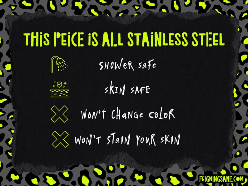 Op de afbeelding: Zwarte achtergrond met neon groene tekst die luidt: "THIS PIECE IS ALL STAINLESS STEEL." De tekst wordt gevolgd door de zinnen "shower safe", "skin safe", "won't change color" en "won't stain your skin."