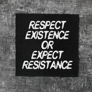 Puede incluir: Texto en blanco y negro sobre fondo negro que dice "Respeta la existencia o espera resistencia".