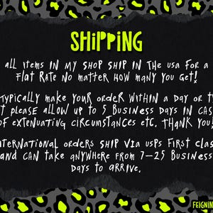 Op de afbeelding: Een zwarte achtergrond met het woord "SHIPPING" in felgroen. De tekst beschrijft verzendgegevens, inclusief vaste tarieven binnen de VS en internationale verzending via USPS. De achtergrond heeft een luipaardprintpatroon in grijs en neon groen.