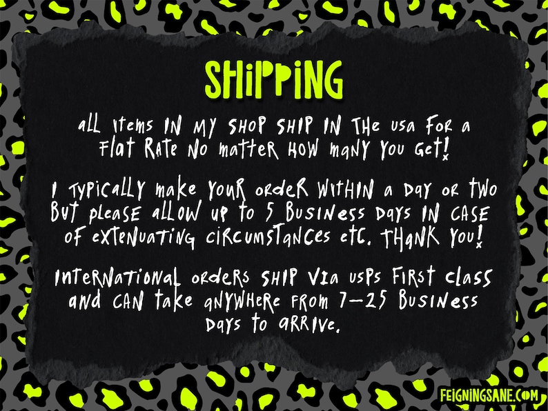 Op de afbeelding: Een zwarte achtergrond met het woord "SHIPPING" in felgroen. De tekst beschrijft verzendgegevens, inclusief vaste tarieven binnen de VS en internationale verzending via USPS. De achtergrond heeft een luipaardprintpatroon in grijs en neon groen.