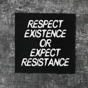 Puede incluir: Un parche de tela cuadrado de color negro con el texto bordado en blanco "RESPECT EXISTENCE OR EXPECT RESISTANCE" en una fuente negrita sin remates. El parche tiene una textura tejida visible y bordes limpios, diseñado para aplicar en ropa.