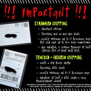 Pu&ograve; includere: Un'immagine in bianco e nero con testo rosso e verde che spiega la differenza tra le opzioni di spedizione standard e tracciata. Il testo indica che la spedizione standard &egrave; l'opzione pi&ugrave; economica, ma che il tracciamento potrebbe o meno funzionare. Indica anche che la spedizione standard non &egrave; assicurata e che il venditore non pu&ograve; sostituire l'articolo se viene perso. Il testo indica anche che la spedizione tracciata costa qualche euro in pi&ugrave;, ma che il tracciamento funzioner&agrave;. Indica anche che la spedizione tracciata &egrave; assicurata e che il venditore invier&agrave; un ordine di sostituzione gratuito se l'articolo viene perso.