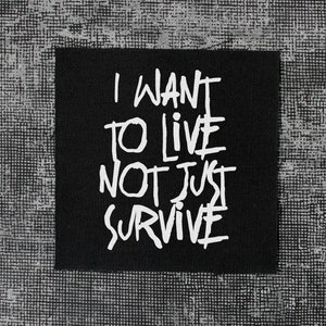Könnte beinhalten: Schwarzweißes Bild mit dem Text "I WANT TO LIVE NOT JUST SURVIVE", geschrieben in einem fetten, handschriftlichen Stil.