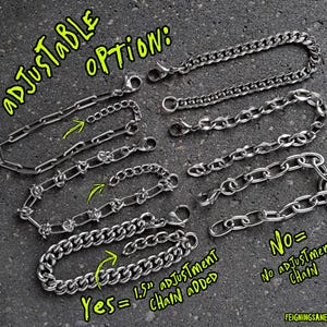 Op de afbeelding: Een assortiment zilverkleurige kettingarmbanden met karabijnsluitingen. De gele tekst luidt "ADJUSTABLE OPTION". Sommige kettingen hebben een 3,8 cm lange verlengketting, andere niet. De website "FEIGNINGSANE.COM" is zichtbaar.