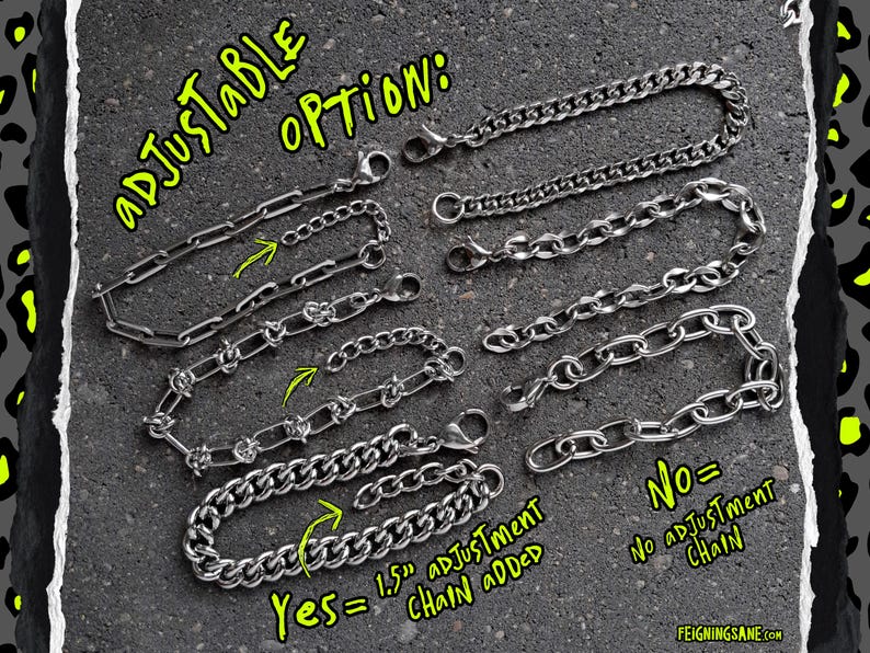 Op de afbeelding: Een assortiment zilverkleurige kettingarmbanden met karabijnsluitingen. De gele tekst luidt "ADJUSTABLE OPTION". Sommige kettingen hebben een 3,8 cm lange verlengketting, andere niet. De website "FEIGNINGSANE.COM" is zichtbaar.