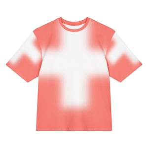 Peut inclure: Un t-shirt à manches courtes présentant une base de couleur corail avec un grand motif de croix blanche aux bords doux centré sur le devant. Le motif de la croix s'étend sur la poitrine et les manches, se fondant dans le fond corail.