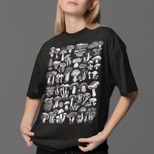 Camiseta grande com estampa de cogumelo vintage – Camiseta unissex com estampa de cogumelo botânico – Moda urbana escura estilo cottagecore – Bella + Canvas 4810