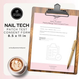 Puede incluir: Un formulario de consentimiento de prueba de parche Nail Tech rosa y blanco, 21,6 x 27,9 cm, en una tabla de portapapeles de madera con un bolígrafo dorado. Una taza de café con arte latte está en la esquina inferior izquierda. El formulario es editable en Canva.