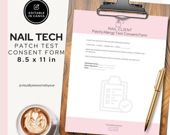 Può includere: Un modulo di consenso per il test del cerotto Nail Tech rosa e bianco, 21,6 x 27,9 cm, su una lavagna di legno con una penna d'oro. Una tazza di caffè con latte art si trova in basso a sinistra. Il modulo è modificabile in Canva.