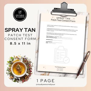 Op de afbeelding: Een toestemmingsformulier voor een spray tan patchtest op een klembord, met de tekst "SPRAY TAN PATCH TEST CONSENT FORM 8,5 x 11 inch". Een kopje thee en een pen zijn ook zichtbaar.
