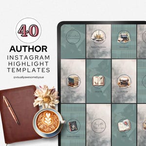 Op de afbeelding: Een digitaal product met 40 Instagram highlight templates voor auteurs. De templates hebben een teal en beige kleurenschema met illustraties van boeken, typemachines en koffie. De afbeelding bevat een leren notitieboek, pen en een kopje koffie.