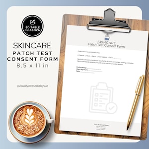Pode incluir: Um formulário de consentimento para teste de contato de cuidados com a pele em uma prancheta de madeira com uma caneta dourada. O formulário tem 21,6 x 27,9 cm e inclui texto sobre o procedimento do teste. Uma xícara de café com arte latte está no canto inferior esquerdo.