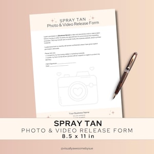 Könnte beinhalten: Ein cremefarbenes Spray Tan Foto- und Video-Freigabeformular mit Text und einer Kamera-Grafik. Das Formular ist 21,6 x 27,9 cm groß und enthält Platz für die Unterschrift und das Datum des Kunden. Ein brauner und goldener Stift liegt auf dem Formular.