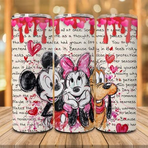 以下が含まれることがあります： ミッキーマウス、ミニーマウス、プルートのイラストが描かれたステンレス製のタンブラー。ピンク色のハートが滴り落ちるデザインと手書きの文字が特徴です。温かい飲み物と冷たい飲み物の両方に適しています。
