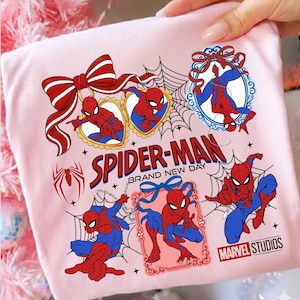 Maskierter Webheld (PNG), Kokette Superheldin (PNG), Comic-inspiriertes Superhelden-Shirt-Design, Vintage-Action-Grafik, Retro-Cartoon-Comic-Sublimation