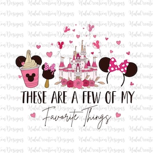 Puede incluir: Ilustración rosa y blanca de un cono de helado de Mickey Mouse, un vaso de helado de Mickey Mouse, un castillo rosa y orejas de Mickey Mouse con un lazo rosa. El texto "These are a few of my favorite things" está escrito debajo de la ilustración.
