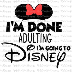 以下が含まれることがあります： 黒と白のグラフィックデザインで、「大人になるのはもう終わり。ディズニーに行く」というテキストと、ミッキーマウスの頭のシルエットが描かれています。