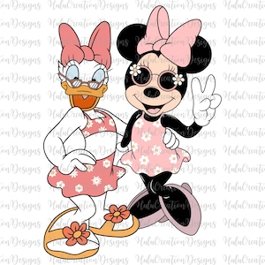 Op de afbeelding: Een cartoonillustratie van Minnie Mouse en Daisy Duck die roze en witte zomerjurken en zonnebrillen dragen. Ze lachen allebei en staan ​​naast elkaar.