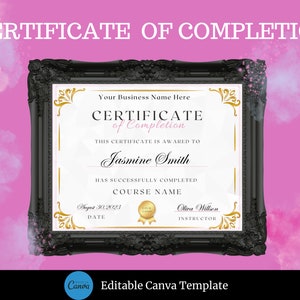 Pode incluir: Um certificado de conclusão em uma moldura preta ornamentada em um fundo rosa e branco. O certificado tem detalhes dourados e o texto "Certificate of Completion". O certificado é concedido a Jasmine Smith.