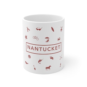 Könnte beinhalten: Weiße Keramiktasse mit einem bordeauxroten Design mit dem Wort "NANTUCKET" in einem rechteckigen Rahmen. Die Tasse ist mit verschiedenen bordeauxroten Symbolen verziert, darunter ein Hummer, eine Sonnenbrille, ein Fahrrad und ein Pferd.