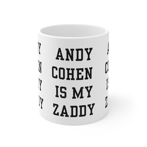 Puede incluir: Taza de cerámica blanca con texto negro que dice "Andy Cohen is my Zaddy".