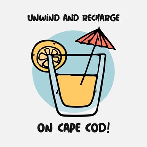 Op de afbeelding: Een handgetekend ontwerp van een glas sinaasappelsap met een citroenpartje en een rode parasol, op een blauwe cirkel. De tekst "Unwind and Recharge on Cape Cod!" staat onder het glas.